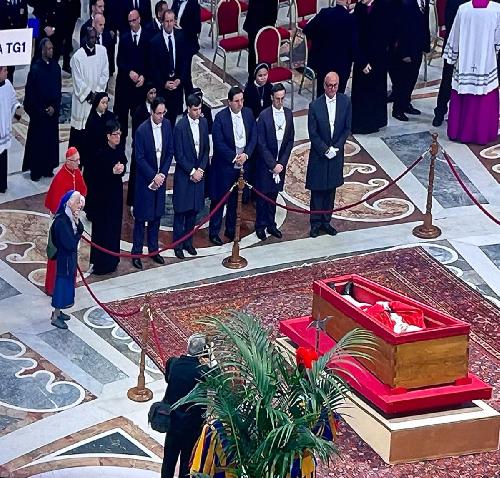 Papa Francesco, suora in preghiera