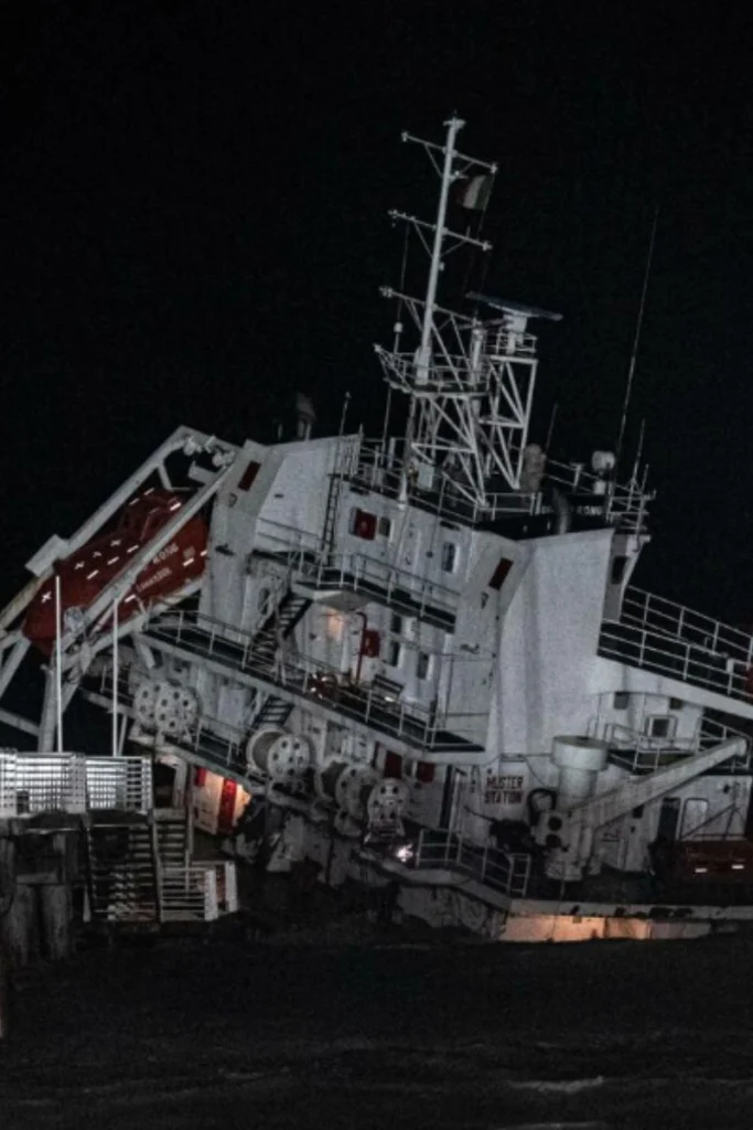 Marina di Massa, nave si schianta contro il pontile