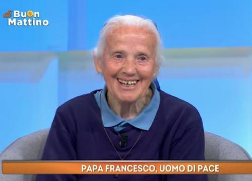 Suor Geneviève in preghiera