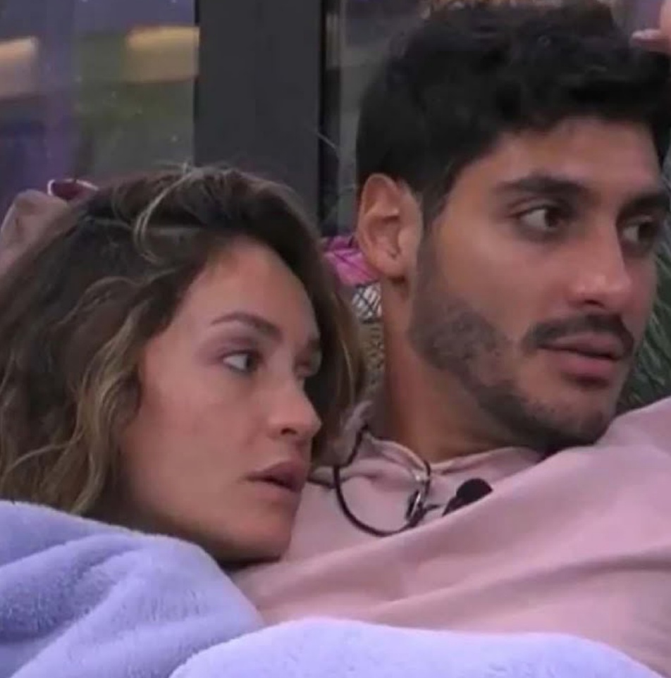 Momenti intimi tra Helena e Javier