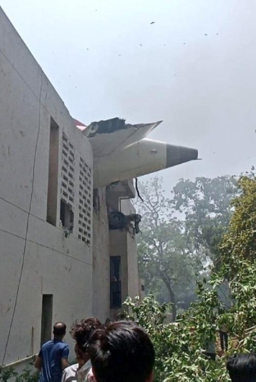 aereo distrutto strage segnale carburante spento