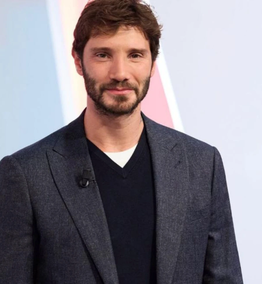 Stefano De Martino rilassato in spiaggia