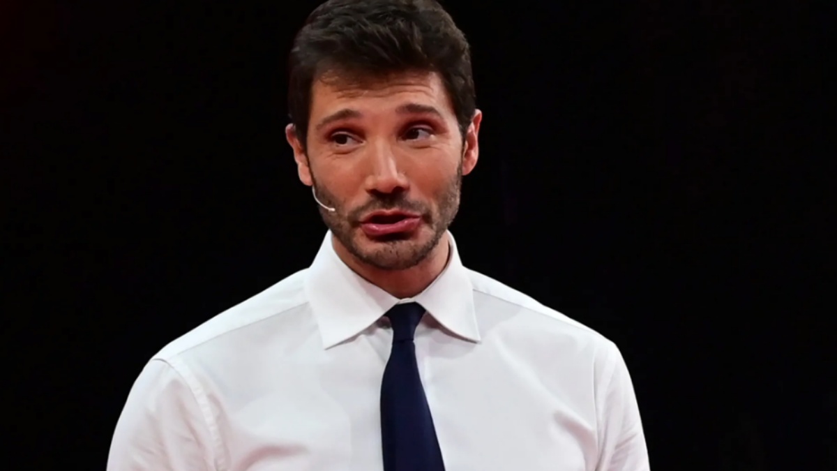 Stefano De Martino in uno studio televisivo
