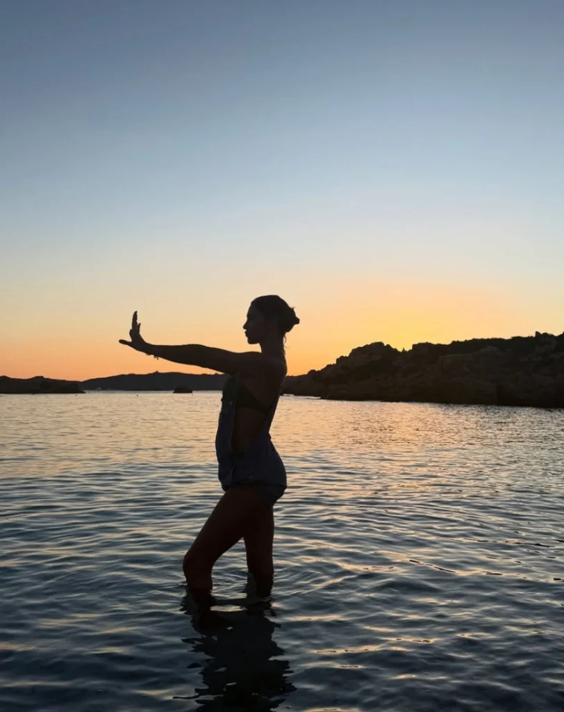 Belen si è fidanzata, le foto del bacio infuocato