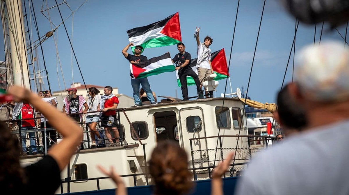 Tensione alta per la Flotilla: circondata in mare