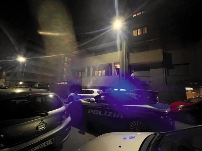 Luogo del femminicidio, polizia e residenti sul posto a Milano