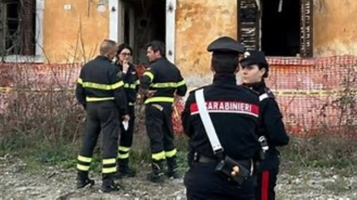 Carabinieri durante le indagini sull'esplosione