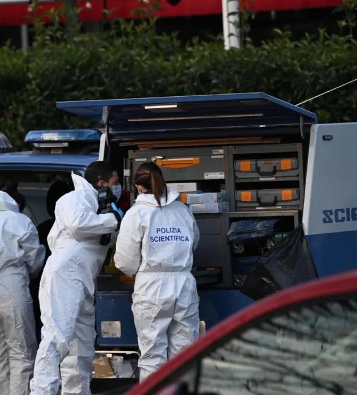 ruba pistola poi spara polizia caos