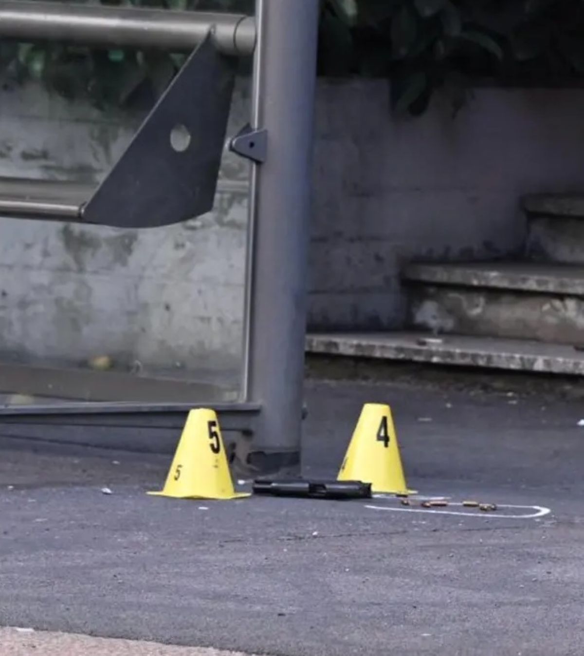 ruba pistola poi spara polizia caos