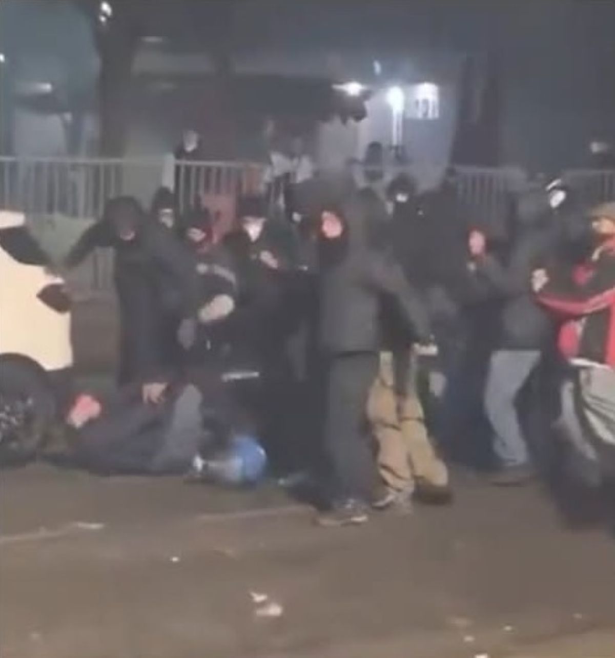 poliziotto preso martellate arrestato 22enne