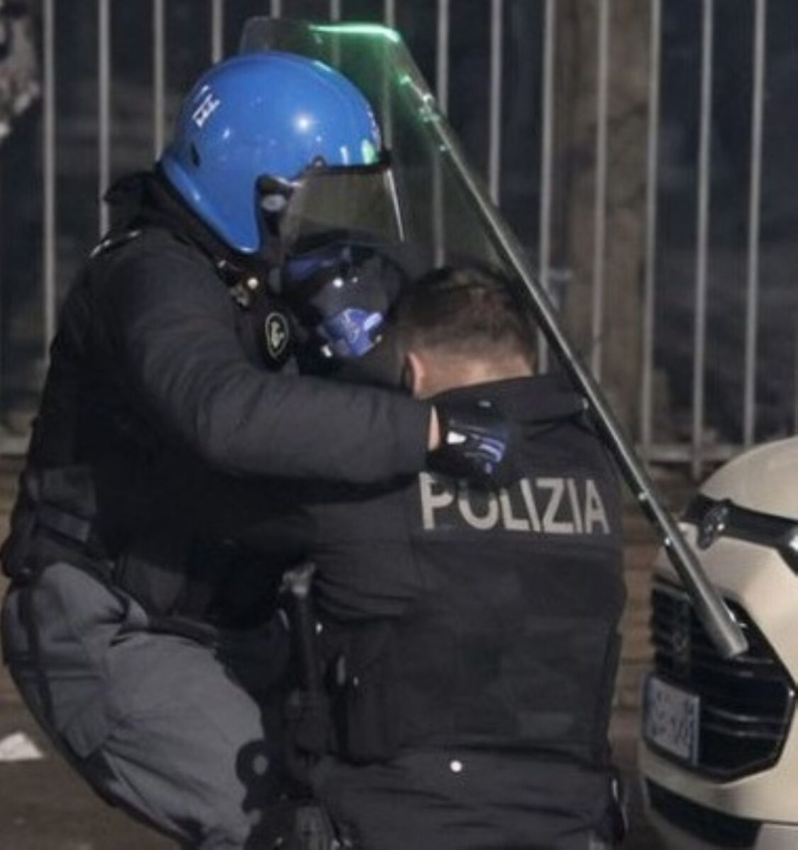 poliziotto preso martellate arrestato 22enne