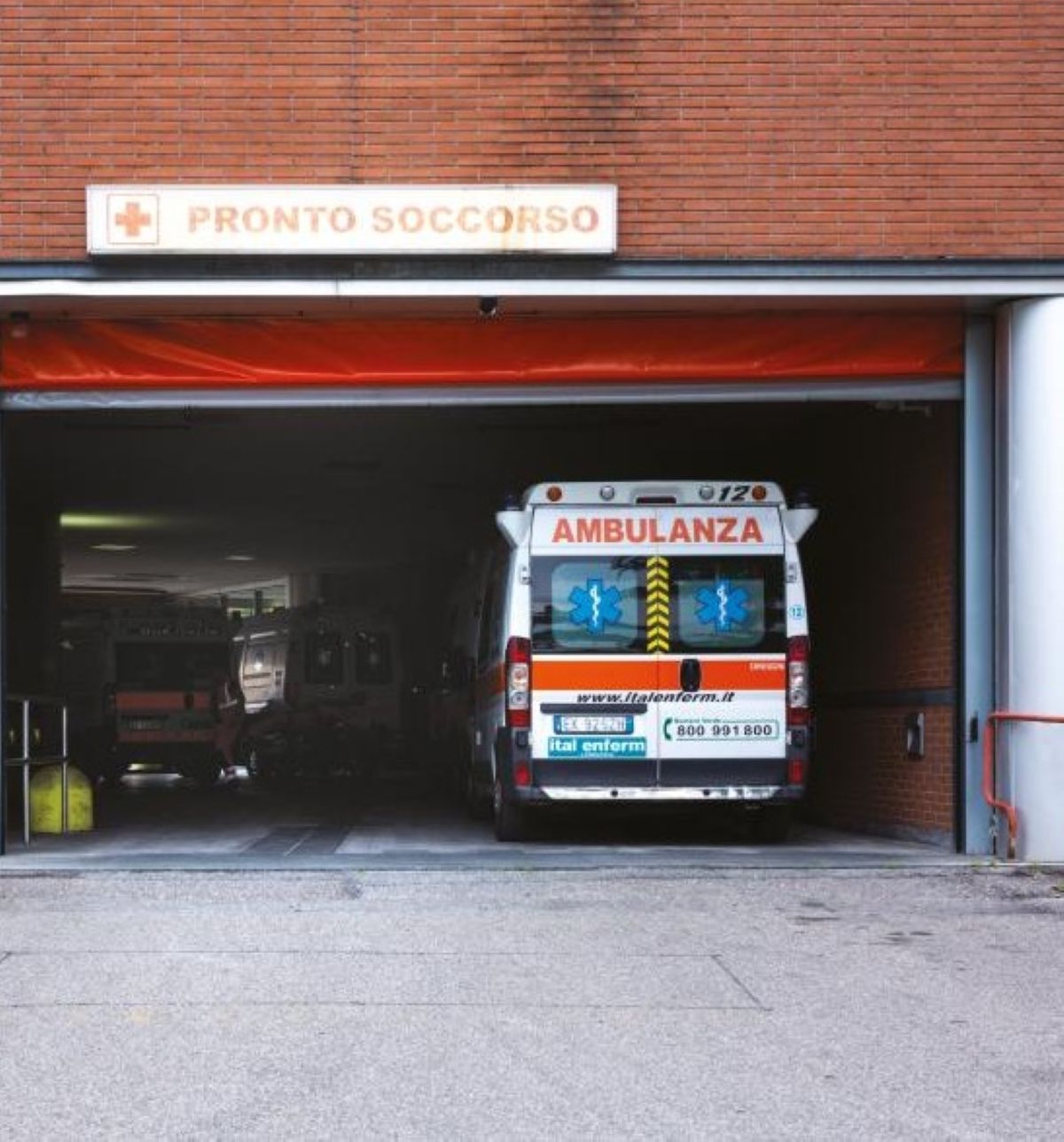 donna accoltellata milano