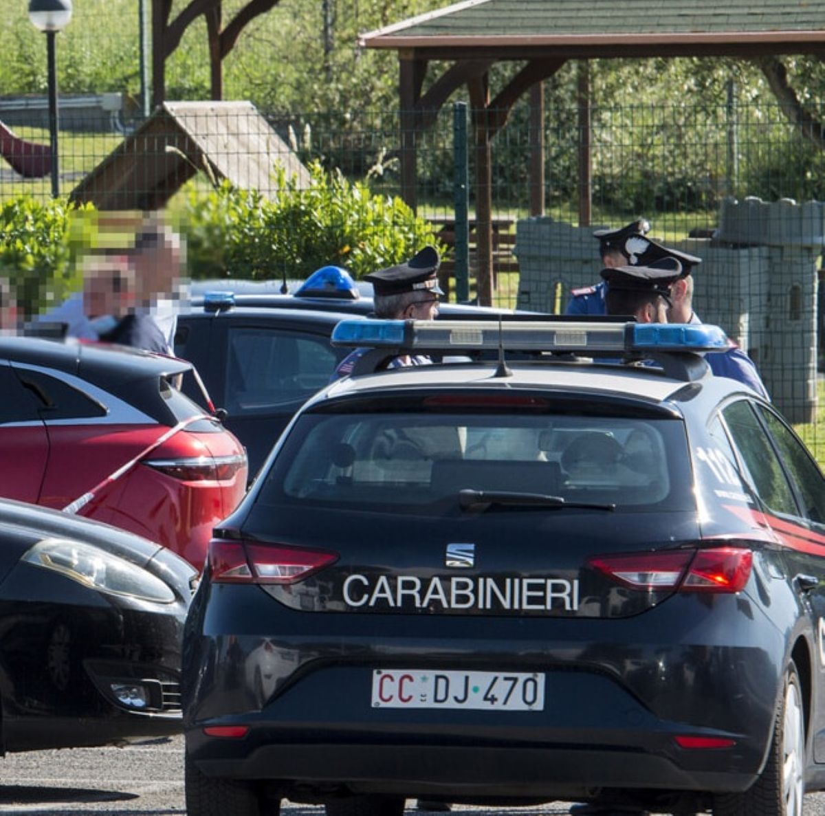 turisti lasciano figlia sole denunciati