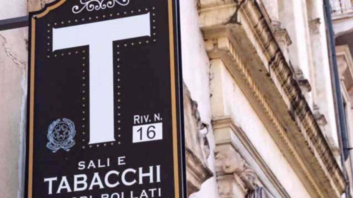 Tabaccheria con prodotti di tabacco