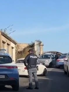 Polizia sul posto in via Zanotti Bianco a Catanzaro