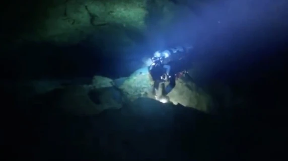 Operazioni di recupero subacqueo: soccorritori in immersione nella prima sezione della grotta Kandu