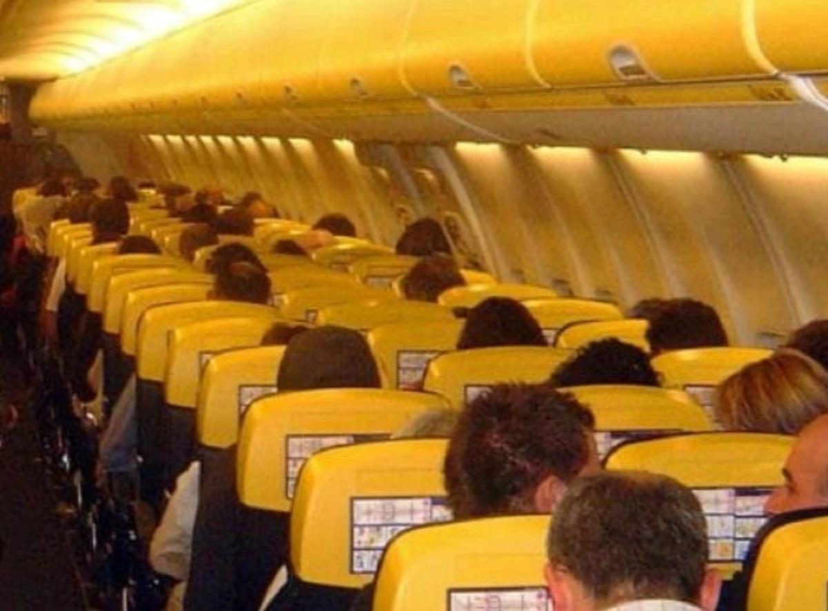 Aereo Ryanair parcheggiato in aeroporto