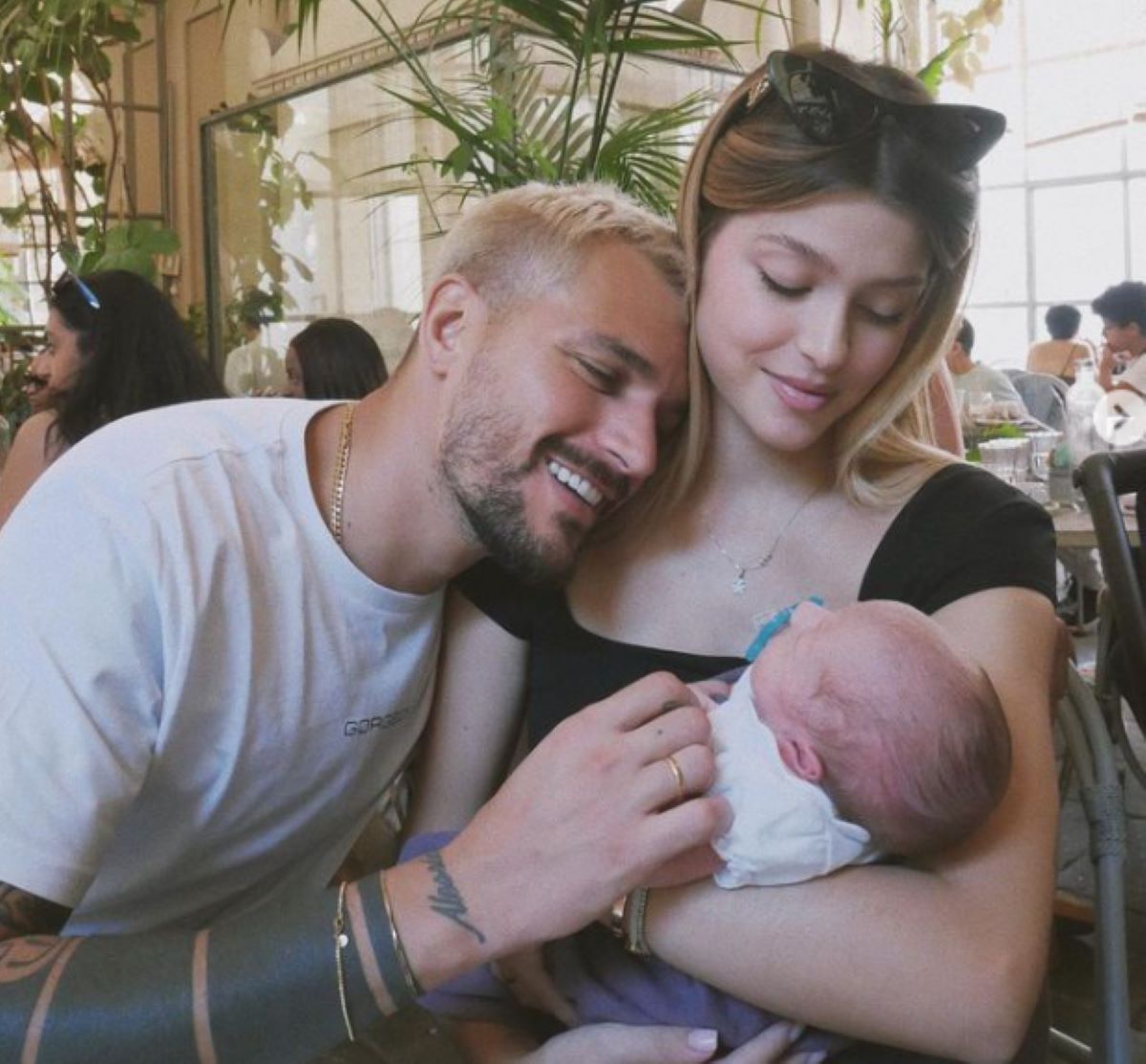 Andrea Zelletta e Natalia Paragoni con la figlia