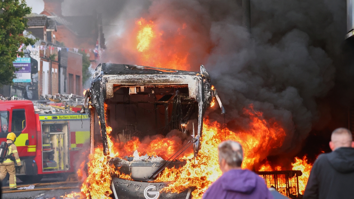 Tensioni a Belfast: tentativo di omicidio scatena proteste e incendi