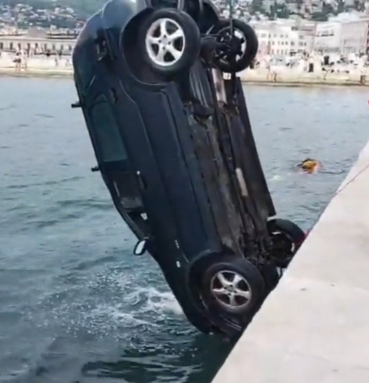 auto finisce mare recupero