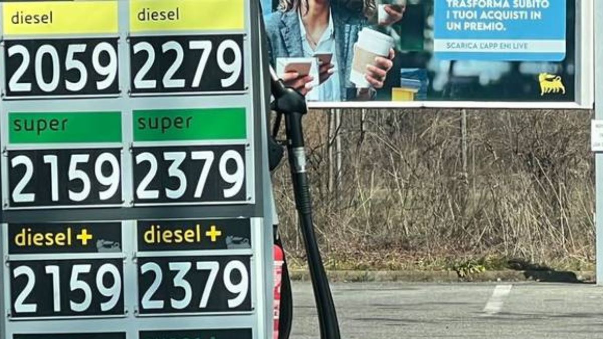 Auto alla pompa di benzina