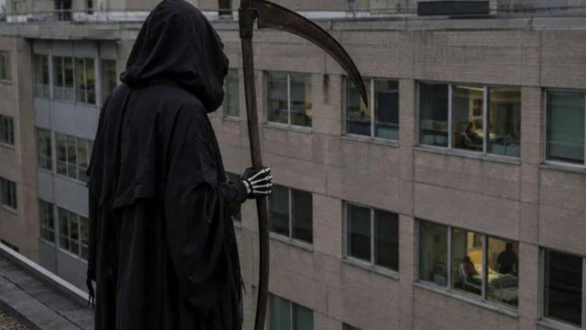 Figura vestita da Mietitore sul tetto dell'ospedale