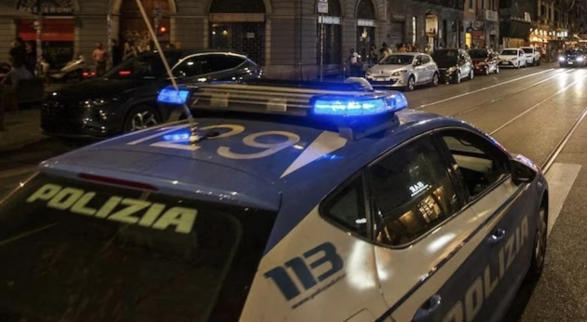 Poliziotti accerchiati a Milano