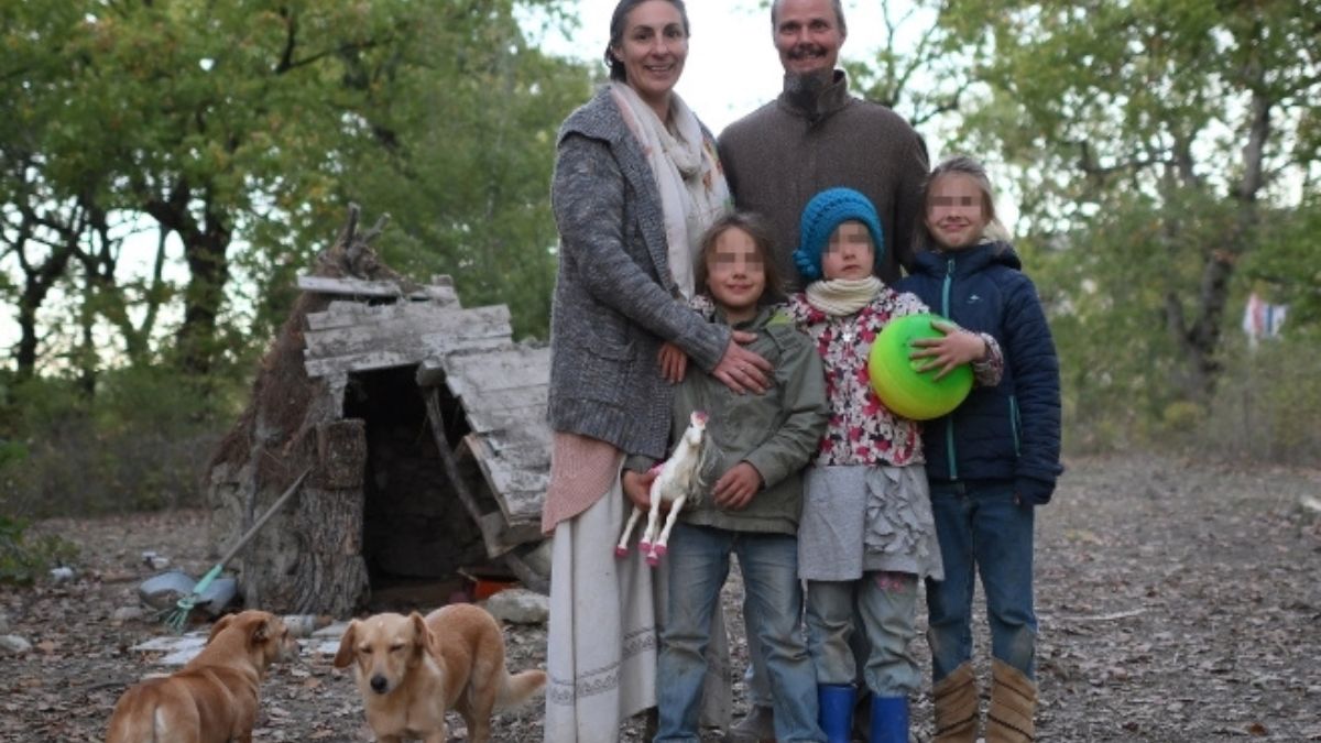 Bambini nella casa nel bosco