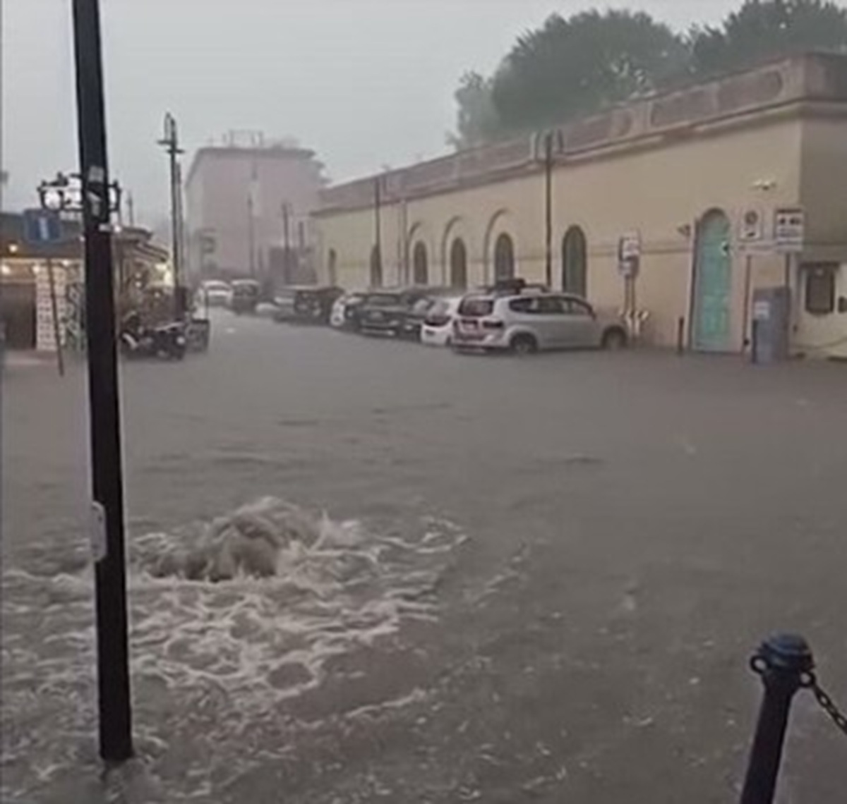 Paesaggio con cieli nuvolosi e pioggia