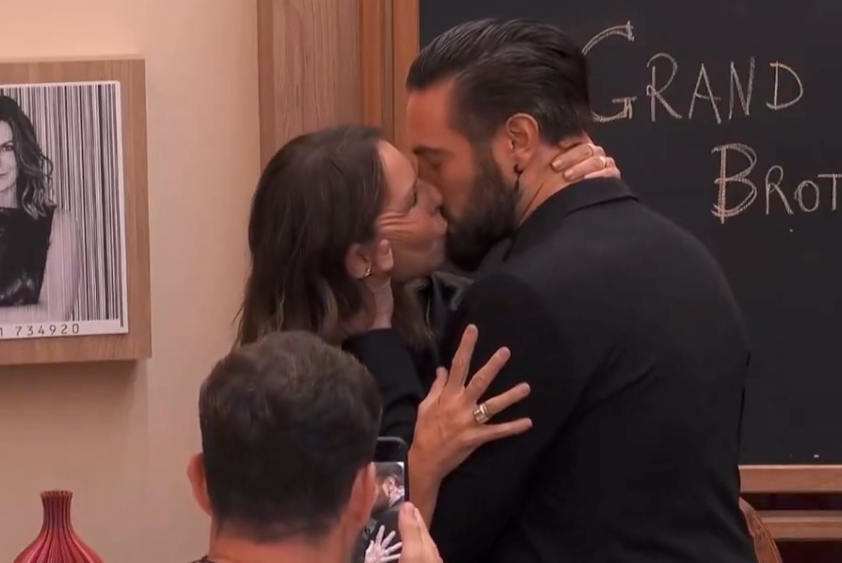 Alex Belli e Marina La Rosa durante il bacio al GF Vip
