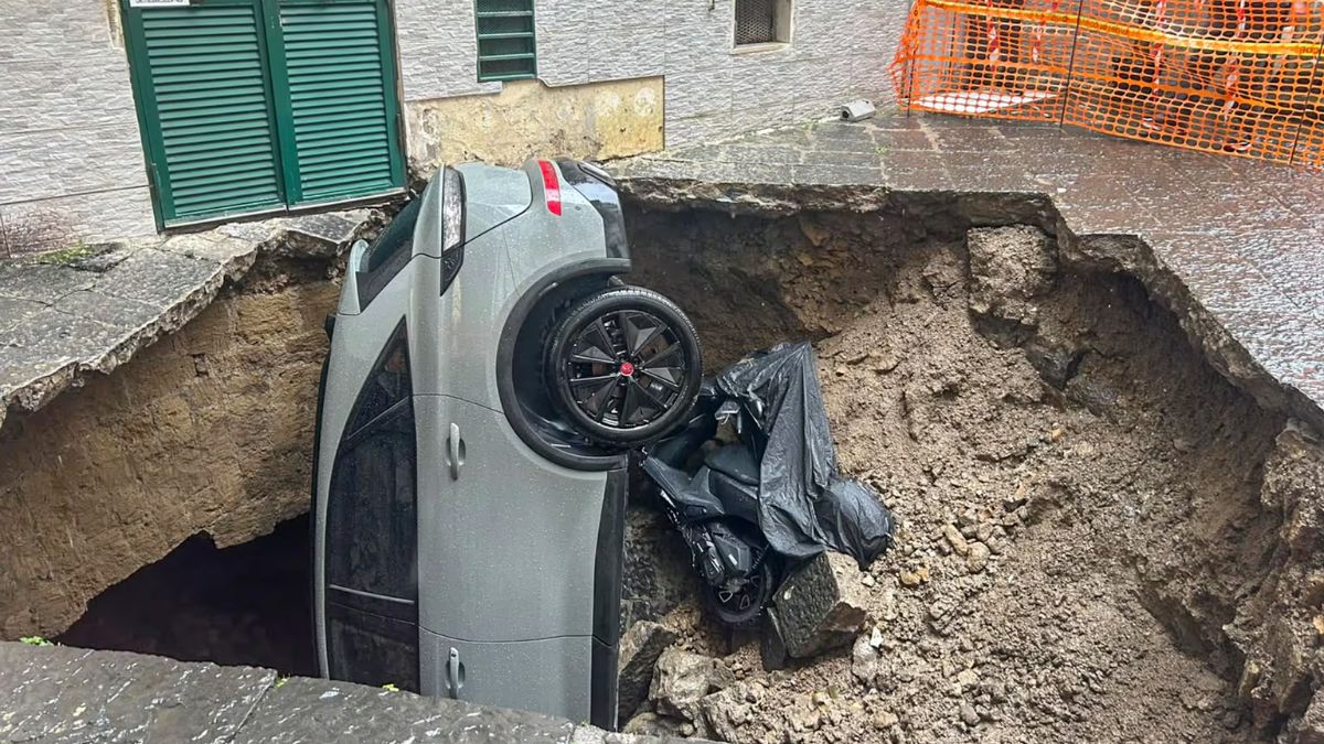 Voragine a Napoli, auto inghiottita