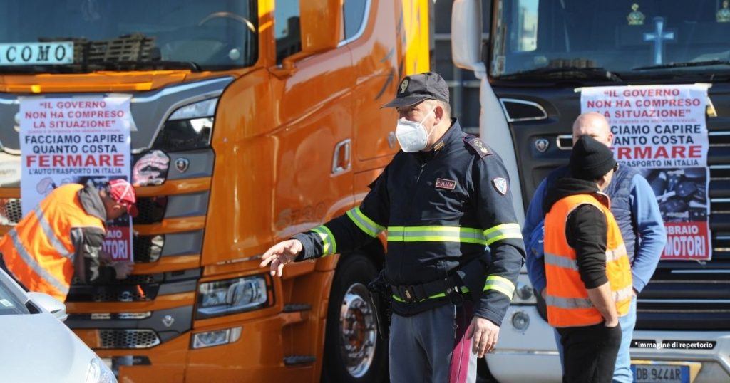 Proteste degli autotrasportatori in Sardegna con supermercati presi d'assalto