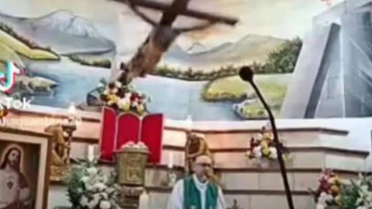 Incidente croce chiesa Ecuador