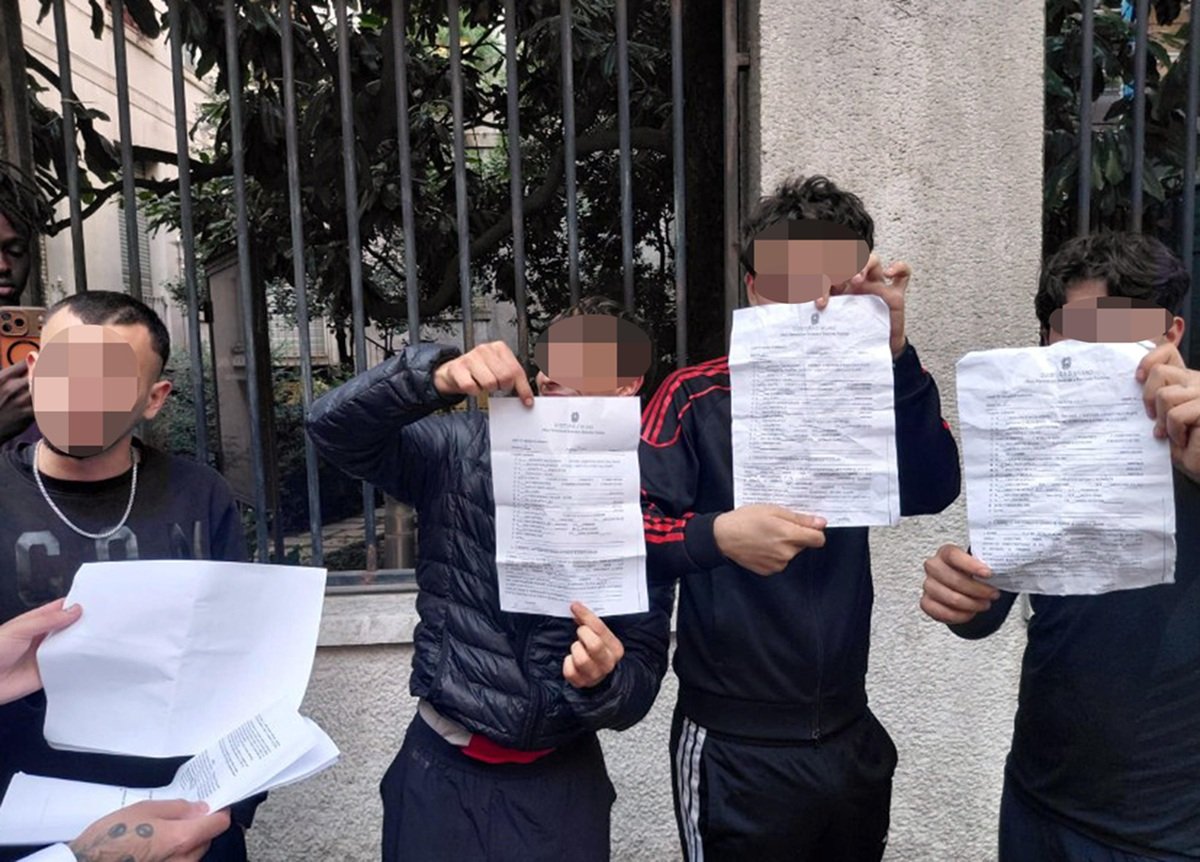 Genitori davanti alla Questura di Milano