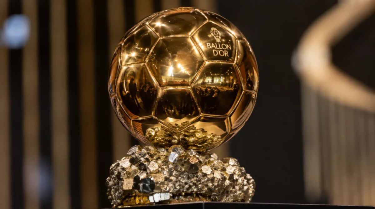 Harry Kane celebra il Pallone d’Oro