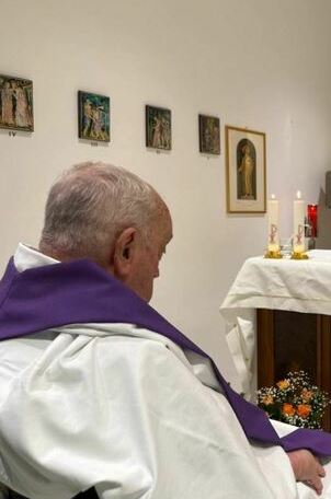 Papa Francesco e la foto dall'ospedale, interviene Bassetti: come sta davvero