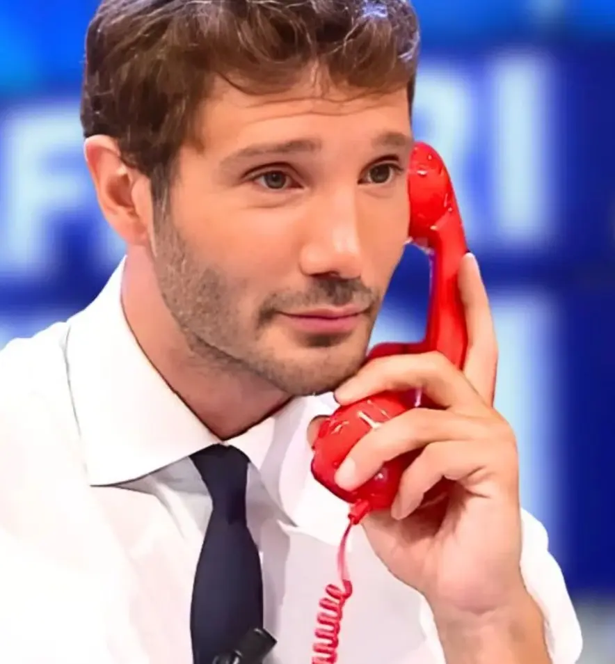 Affari tuoi, Stefano De Martino al telefono con il dottore